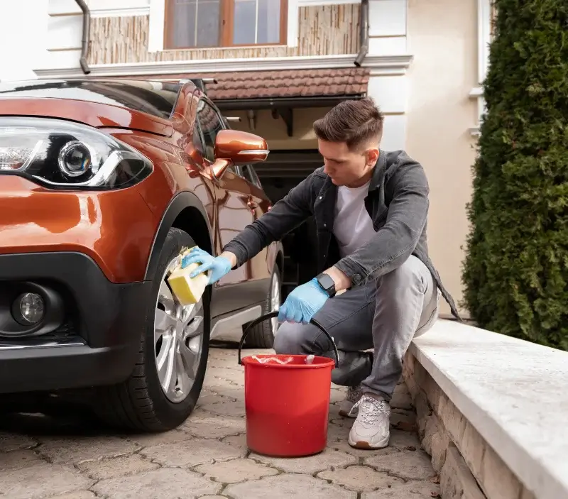 Lavage auto à domicile Tracy-sur-Loire : professionnel intervenant sur un véhicule